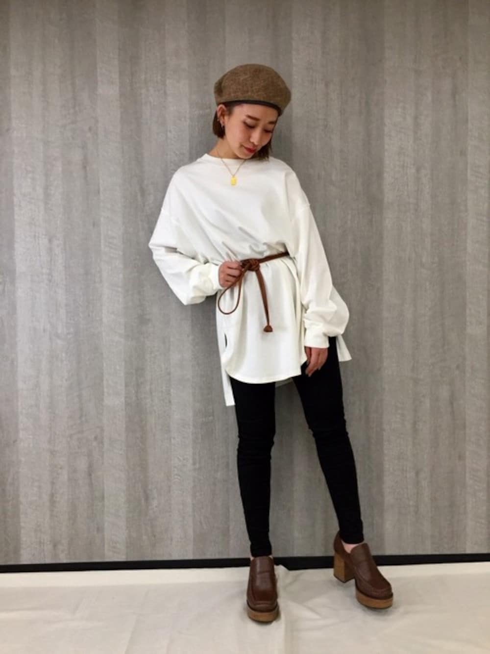 「スキニーパンツ、ベレー帽、JEANASiS、ジーナシス、ロンT、ジェギンス、春コーデ、デザインTシャツ、ヒールローファー、スリットトップス」｜「JEANASISのシャツテイルBIGロンT/826709（Tシャツ/カットソー、ホワイト系）」を使った、JEANASIS　mkさん（レディース・155cm）の春コーディネートの1枚目の写真
