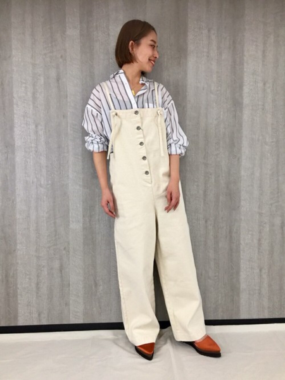 「JEANASiS、ジーナシス、ストライプシャツ、きれいめカジュアル、ホワイトコーデ、春コーデ、デニムサロペット、ストラップシューズ、ホワイトサロペ」｜「JEANASISのデニムエプロンサロペ/826214（サロペット/オーバーオール、ホワイト系）」を使った、JEANASIS　mkさん（レディース・155cm）の春コーディネートの1枚目の写真