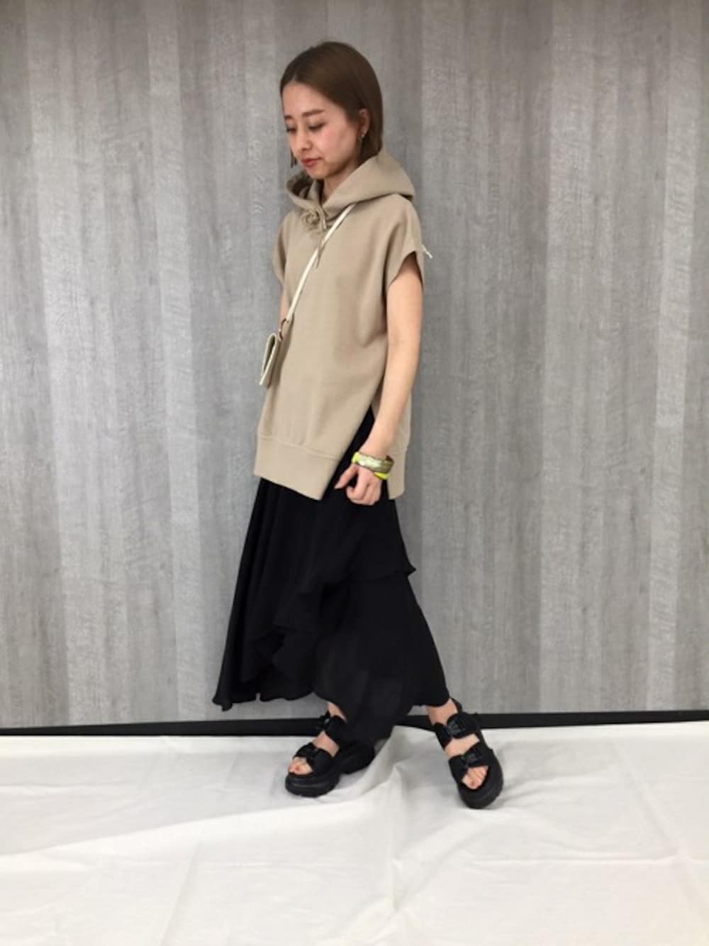 「フレアスカート、JEANASiS、ジーナシス、春コーデ、シフォンスカート、フーディー、ベージュ×ブラック、ノースリーブパーカー、あつぞこサンダル」｜「JEANASISのサイドスリットフーディ/832817（スウェット、ベージュ系）」を使った、JEANASIS　mkさん（レディース・155cm）の春コーディネートの1枚目の写真