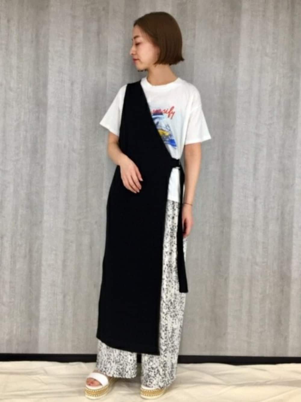 「レオパード、アシンメトリー、JEANASiS、レイヤードスタイル、ジーナシス、プリントT、モノトーンコーデ、夏コーデ、ワンショルダー、ロングベスト」｜「JEANASISのワンショルロングベスト/836177（ベスト、ブラック系）」を使った、JEANASIS　mkさん（レディース・155cm）の春コーディネートの1枚目の写真