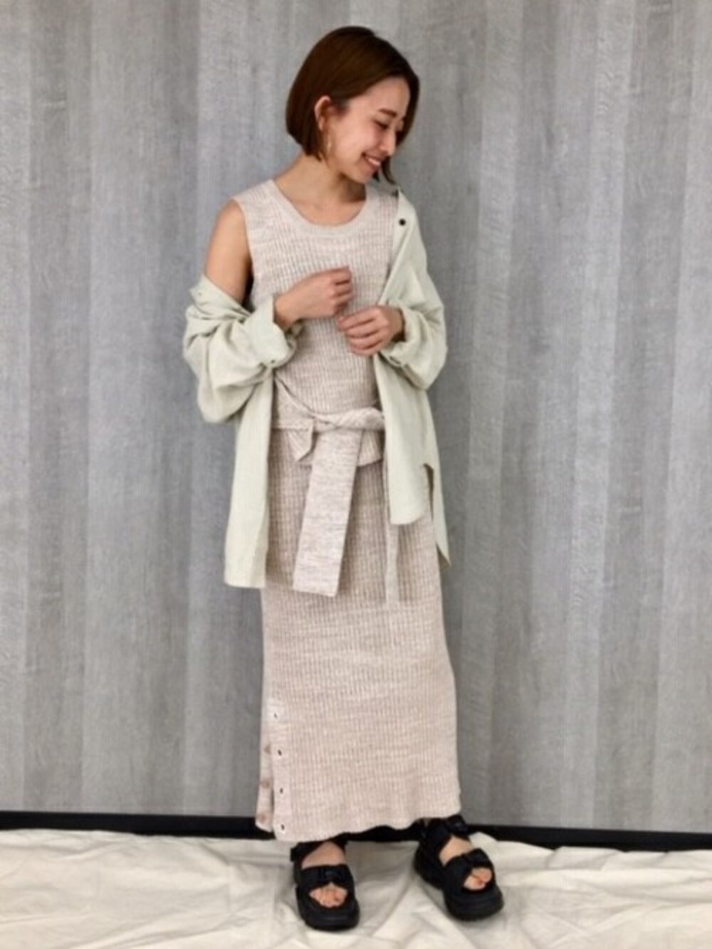 「セットアップ、ワントーンコーデ、JEANASiS、ジーナシス、ニットスカート、ベージュコーデ、春コーデ、リネンシャツ、厚底サンダル、ルーズシルエット」｜「JEANASISのMIXリブセットアップ/832938（ワンピース、ベージュ系）」を使った、JEANASIS　mkさん（レディース・155cm）の春コーディネートの1枚目の写真