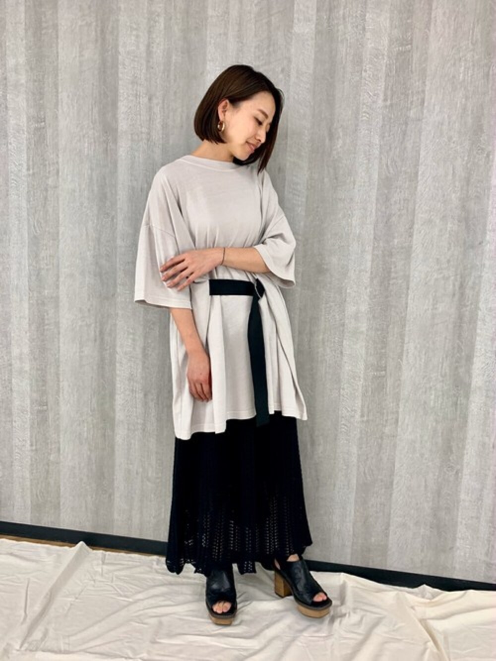 「JEANASiS、ジーナシス、ニットスカート、夏コーデ、カジュアルコーデ、ゆるコーデ、ビッグT、デザイントップス、かぎ針編みニット、BIGシルエット」｜「JEANASISのフロントベルトBIG TEE/843964（Tシャツ/カットソー、グレー系）」を使った、JEANASIS　mkさん（レディース・155cm）の春コーディネートの1枚目の写真