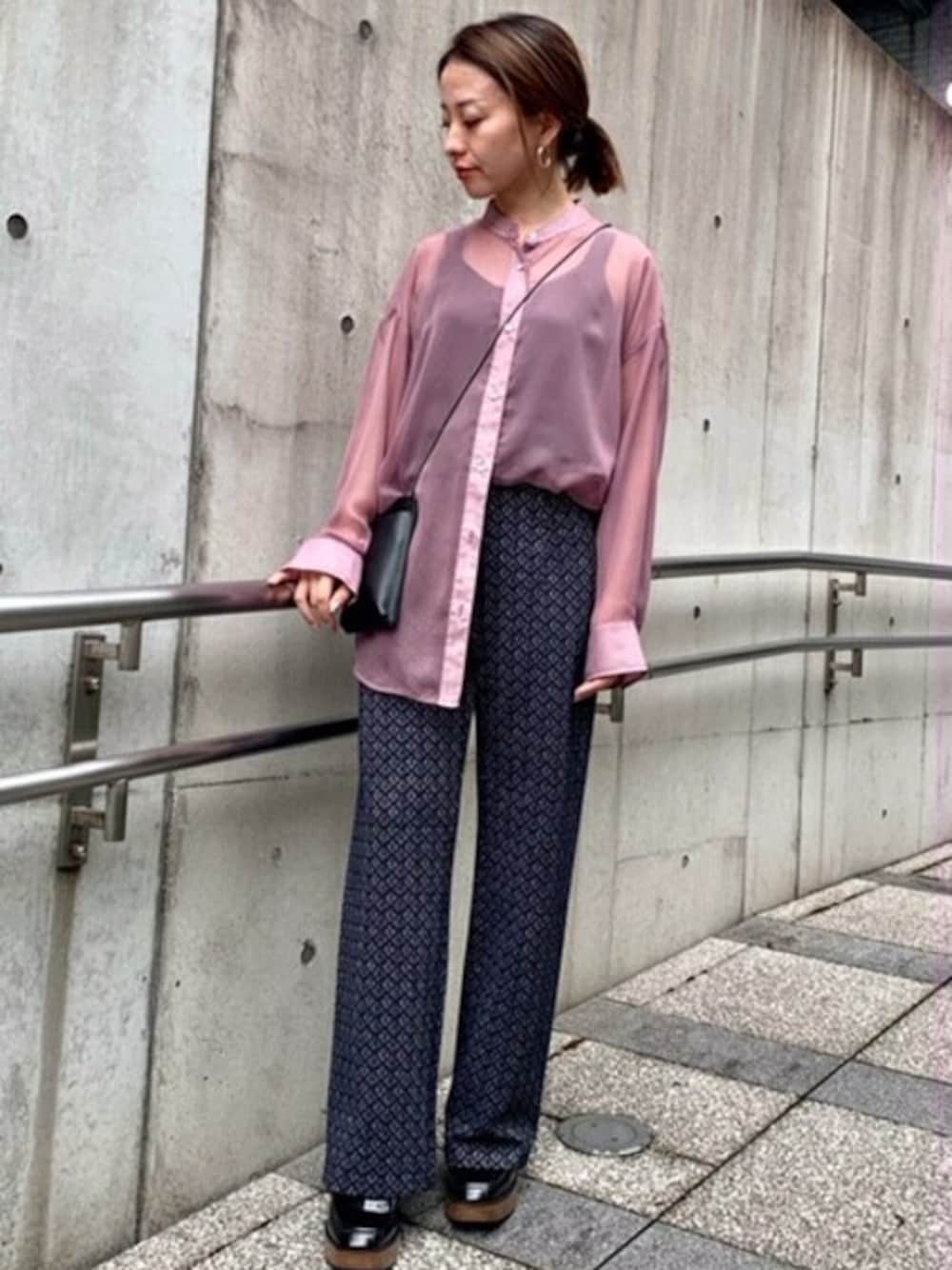 「秋のコーデ、ジャガード、JEANASiS、ジーナシス、スタンドカラー、パンツスタイル、シアー、透けトップス、ピンク×ネイビー、ヒールローファー」｜「JEANASISのシアーバンドカラーシャツ/848152（シャツ/ブラウス、ピンク系）」を使った、JEANASIS　mkさん（レディース・155cm）の秋コーディネートの1枚目の写真