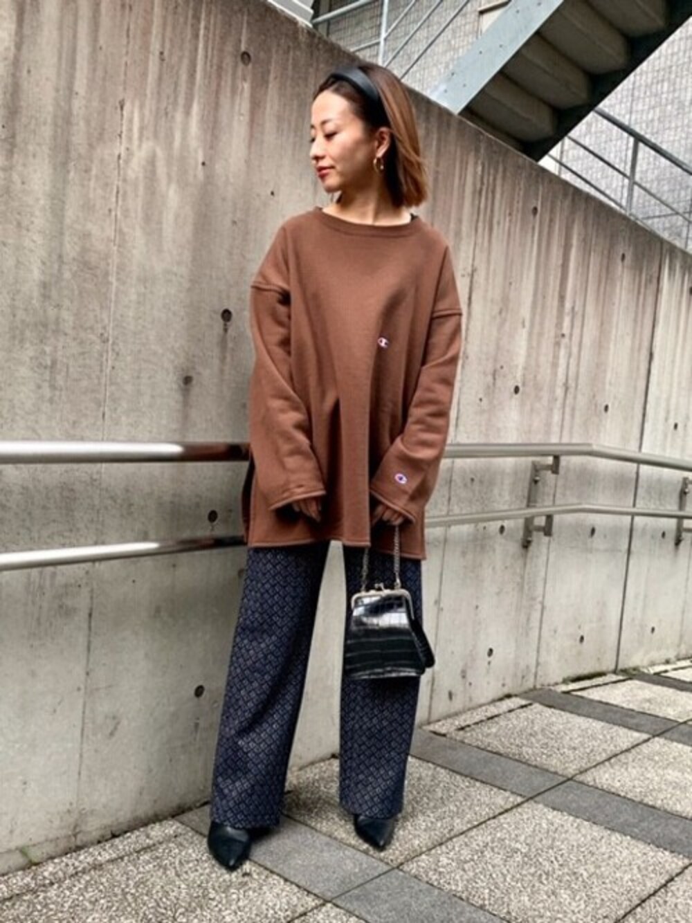 「スウェット、チャンピオン、コラボ、秋のコーデ、ジャガード、JEANASiS、ジーナシス、Champion、パンツスタイル、ビッグスウェット」｜「Championの【別注】チャンピオンクルーネックスウェット/850164（スウェット、ブラウン系）」を使った、JEANASIS　mkさん（レディース・155cm）の秋コーディネートの1枚目の写真