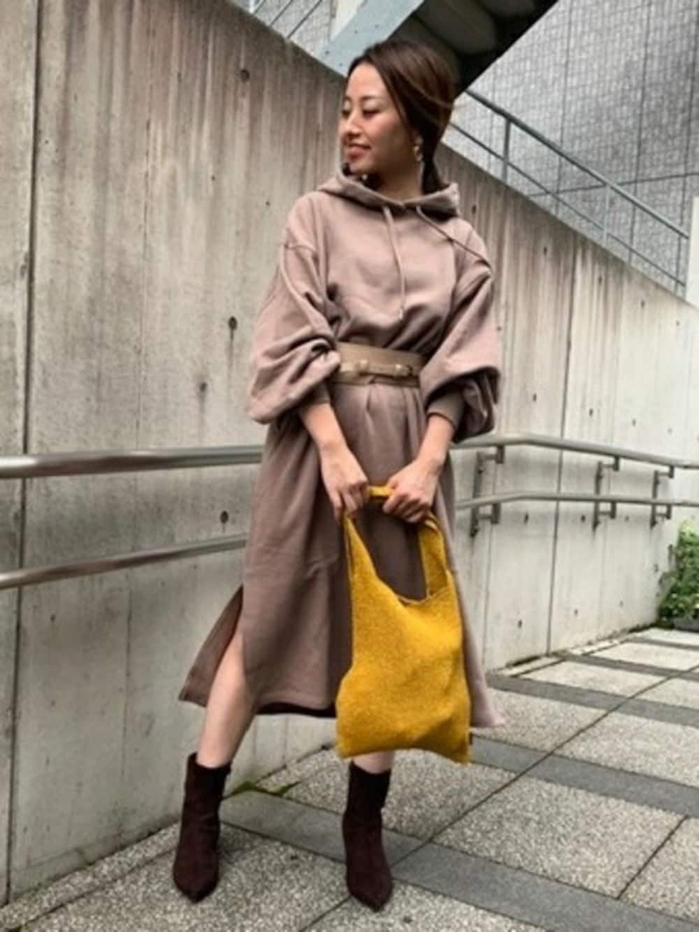 「ワントーンコーデ、秋のコーデ、JEANASiS、ジーナシス、ウエストマーク、ポインテッドトゥ、太ベルト、フードワンピ、裏毛ワンピース、ベージュワンピ」｜「JEANASISの【WEB限定】ウラケボリュームワンピース/852807（ワンピース、ブラウン系）」を使った、JEANASIS　mkさん（レディース・155cm）の秋コーディネートの1枚目の写真