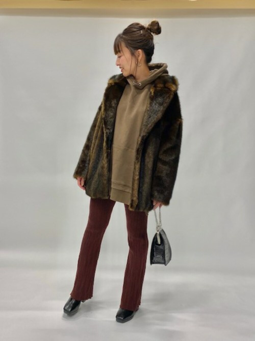 「リブパンツ、JEANASiS、冬コーデ、ジーナシス、ファーコート、ヒールブーツ、カジュアルコーデ、フーディー、がま口バッグ」｜「JEANASISのミンクライクブルゾン/857363（ブルゾン、ブラウン系）」を使った、JEANASIS　mkさん（レディース・155cm）の秋コーディネートの1枚目の写真