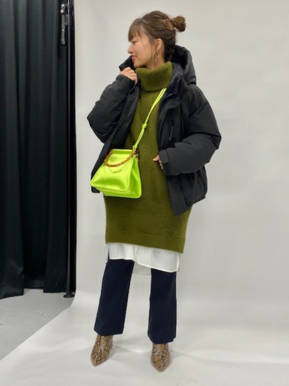 「JEANASiS、タートルニット、冬コーデ、ニットワンピース、レイヤードスタイル、ジーナシス、マウンテンダウンジャケット、オススメコーデ、フードマンパ、ブラックマンパ」｜「JEANASISのFLETHRMOマンパ/815894（ブルゾン、ブラック系）」を使った、JEANASIS　mkさん（レディース・155cm）の秋コーディネートの1枚目の写真