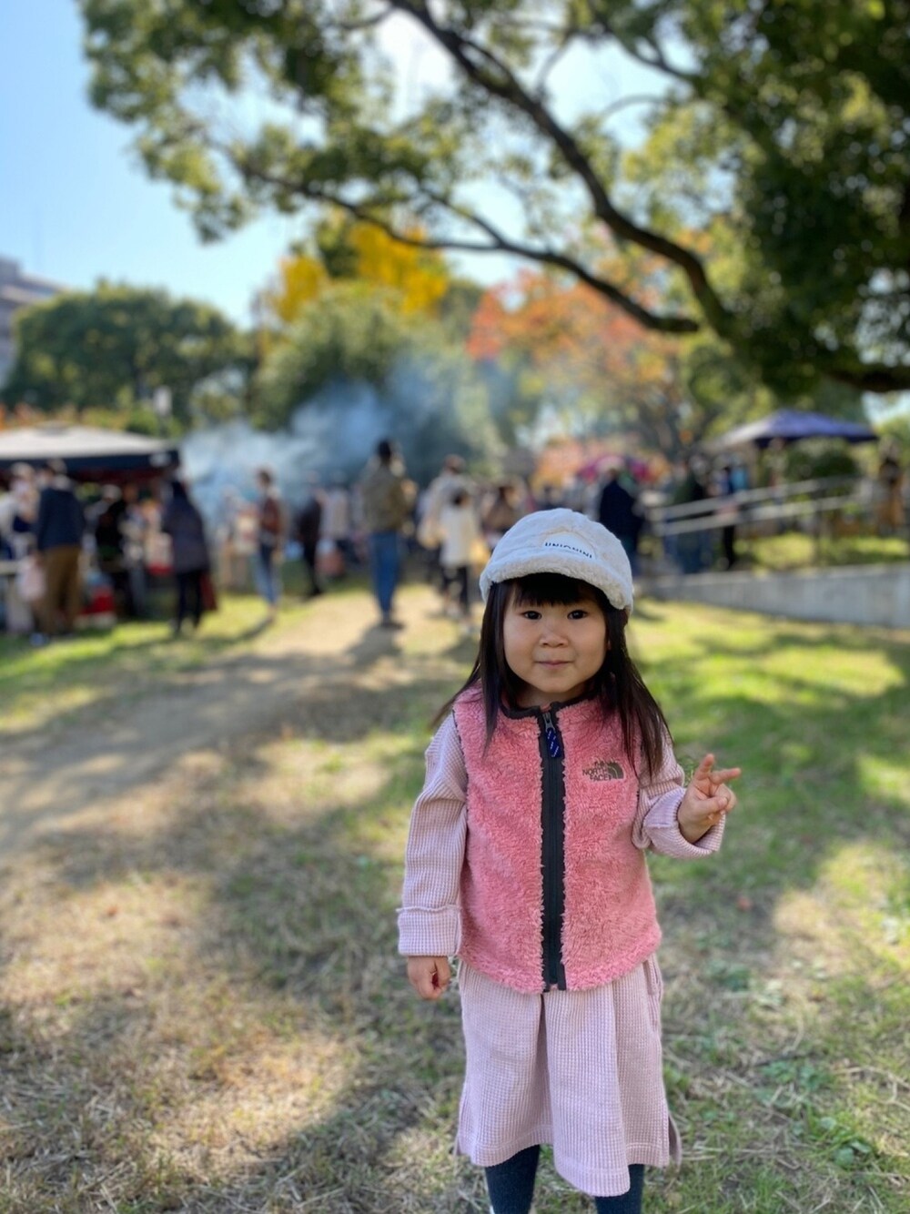 「unioniniのアイテム（キャップ、ホワイト系）」を使った、tamakiさん（キッズ・90cm）の秋コーディネートの1枚目の写真