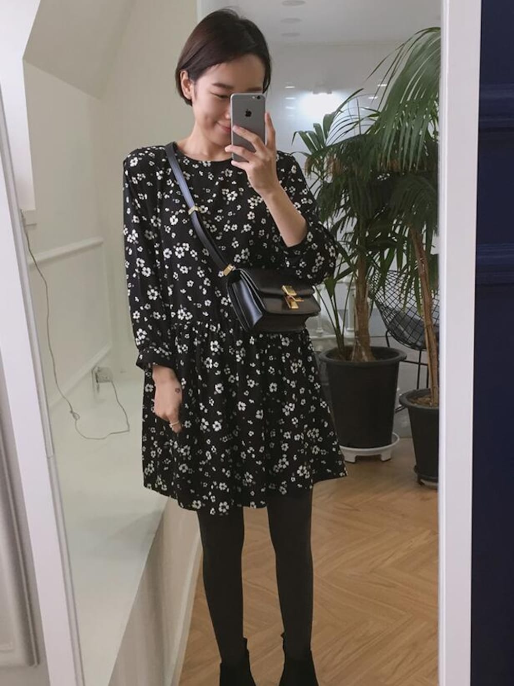 ブラック系のワンピース、グレー系のレギンス/スパッツを着用したレディースの冬コーディネートの1枚目の写真