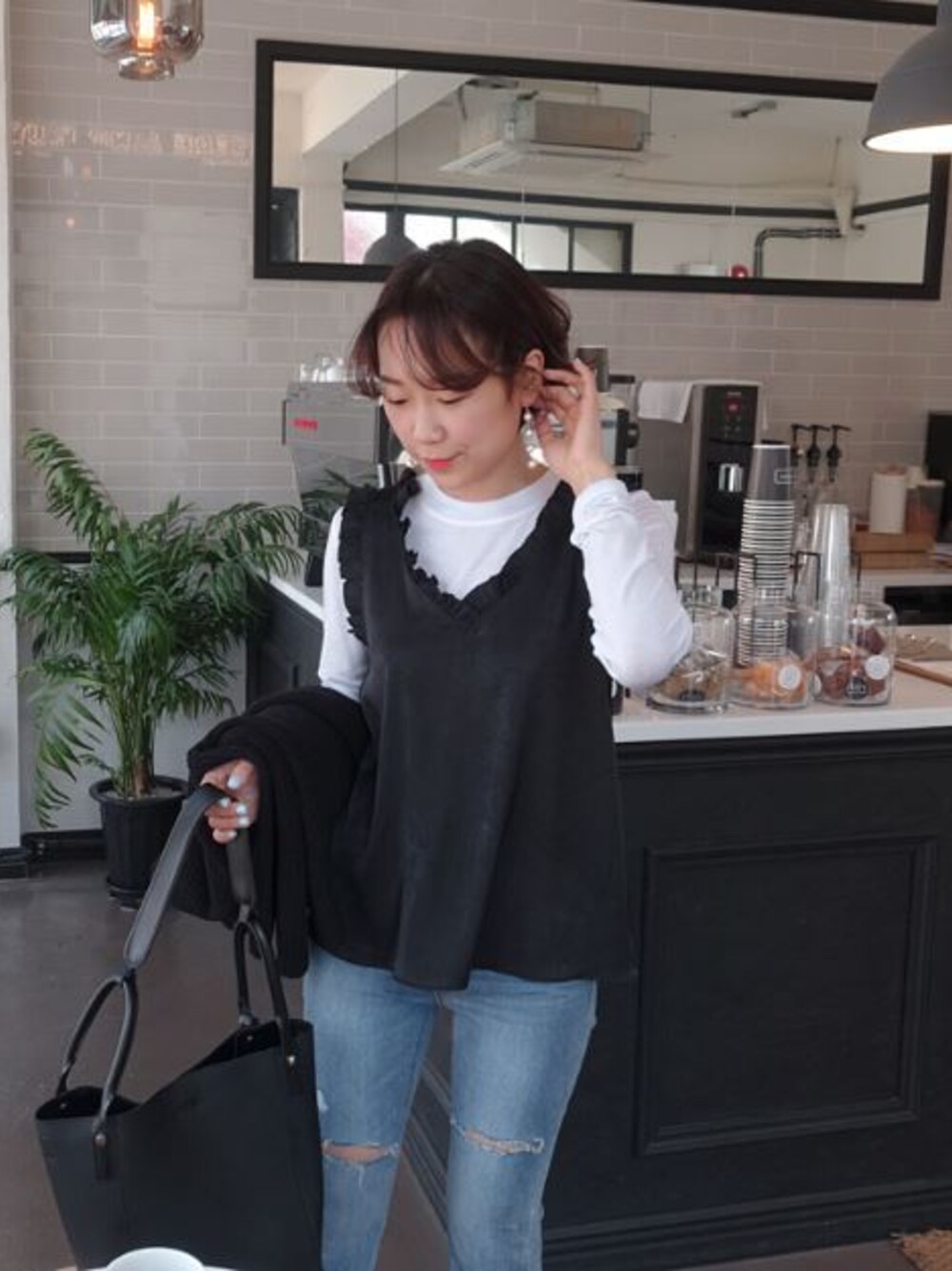 「Tシャツ、大人カジュアル、ビスチェ、休日スタイル、カジュアルコーデ、オトナガーリー、韓国ブランド、韓国ファッション、zemmaworld」｜「Vネックフリルビスチェ（その他トップス、ブラック系）」を使った、ZEMMAWORLDさん（レディース・164cm）の春コーディネートの1枚目の写真