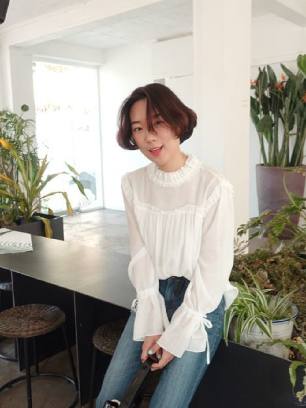 「ブラウス、フェミニン、しわ加工、フリルブラウス、オトナガーリー、韓国ブランド、韓国ファッション、はるコーデ、zemmaworld、2017ss」｜「シワ加工フリルブラウス（シャツ/ブラウス、ホワイト系）」を使った、ZEMMAWORLDさん（レディース・164cm）の春コーディネートの1枚目の写真