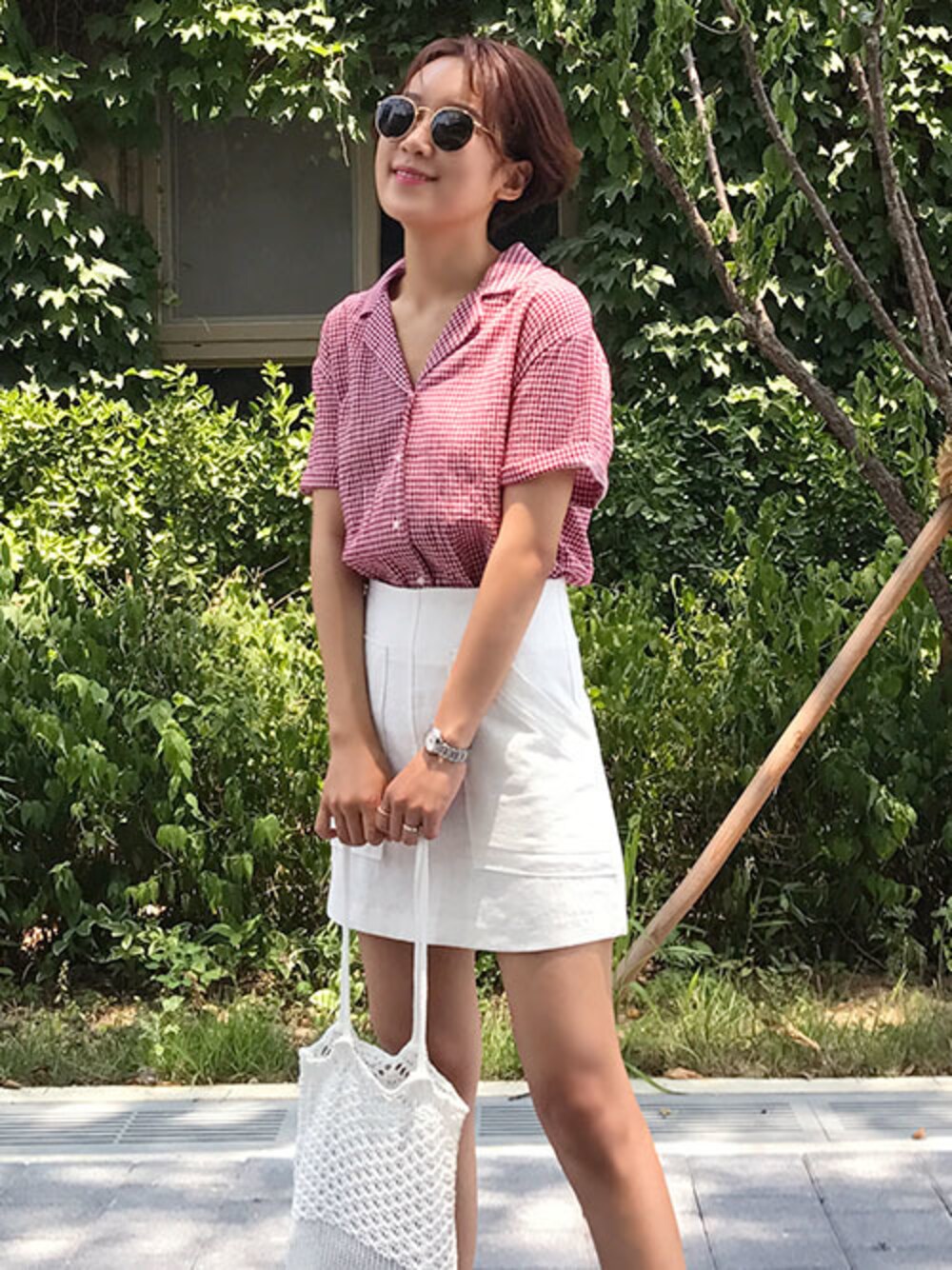 レッド系のシャツ/ブラウスを着用したレディースの夏コーディネートの1枚目の写真