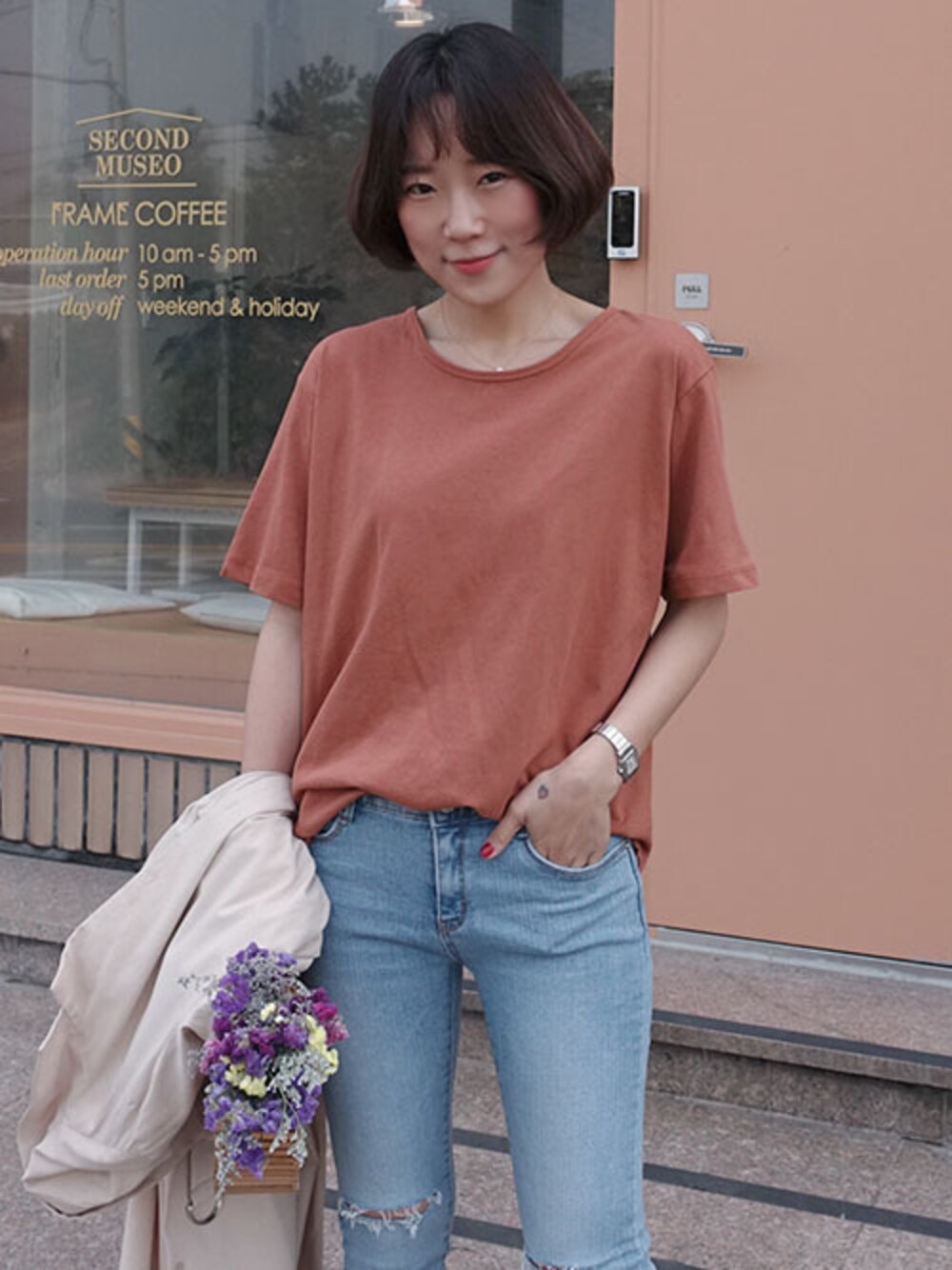 「ブラウス、カジュアル、Tシャツ、トップス、大人カジュアル、休日スタイル、半そで、韓国ファッション、zemmaworld」｜「ZEMMAWORLDのベーシックコットン半袖Tシャツ（Tシャツ/カットソー、ブラウン系）」を使った、ZEMMAWORLDさん（レディース・164cm）の夏コーディネートの1枚目の写真