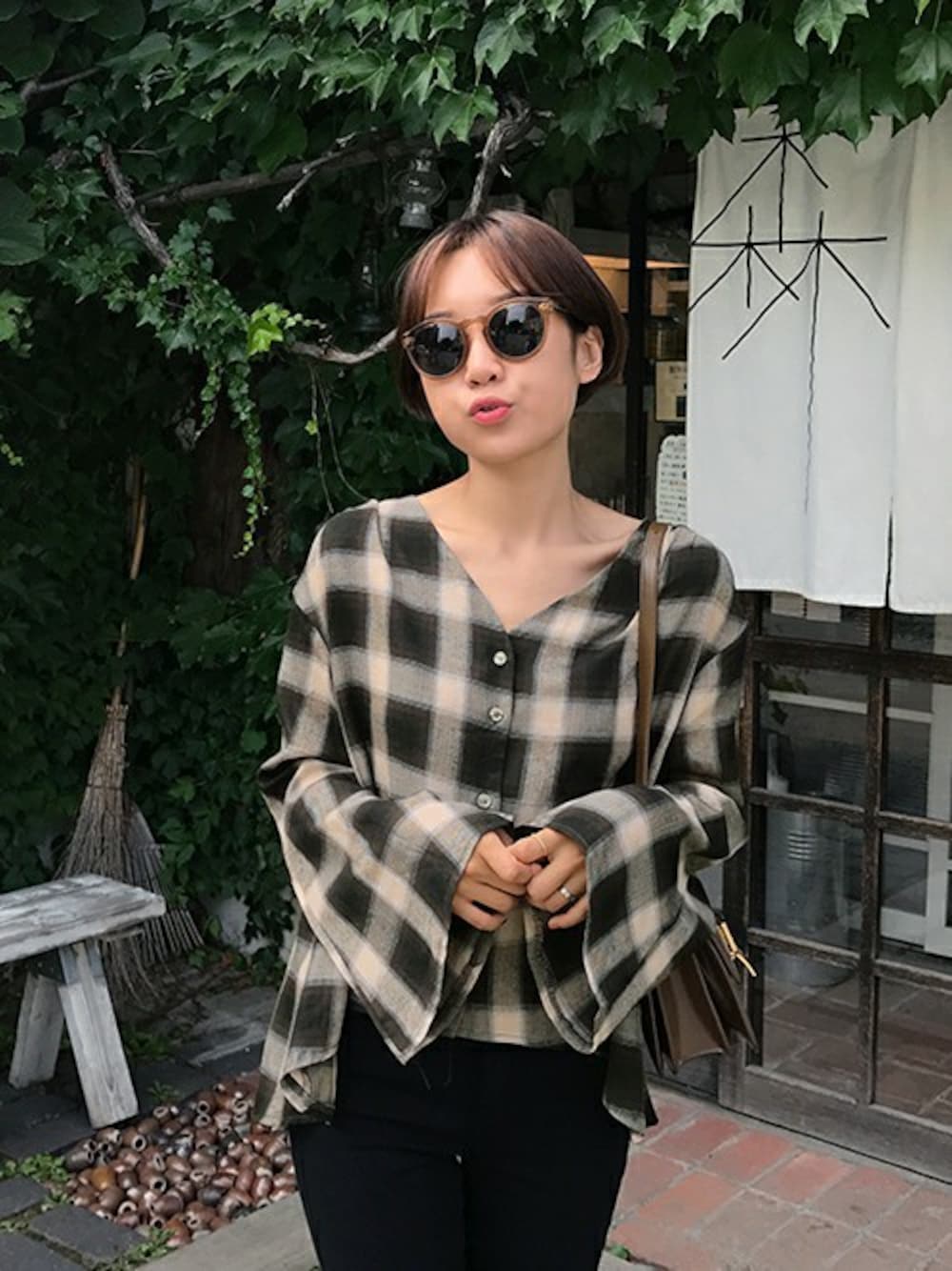 「チェック、ブラウス、チェックシャツ、トップス、大人カジュアル、大人コーデ、韓国ブランド、韓国ファッション、チェックブラウス、韓国スタイル」｜「ZEMMAWORLDのトランペットスリーブチェックブラウス（シャツ/ブラウス、ブラウン系）」を使った、ZEMMAWORLDさん（レディース・164cm）の夏コーディネートの1枚目の写真