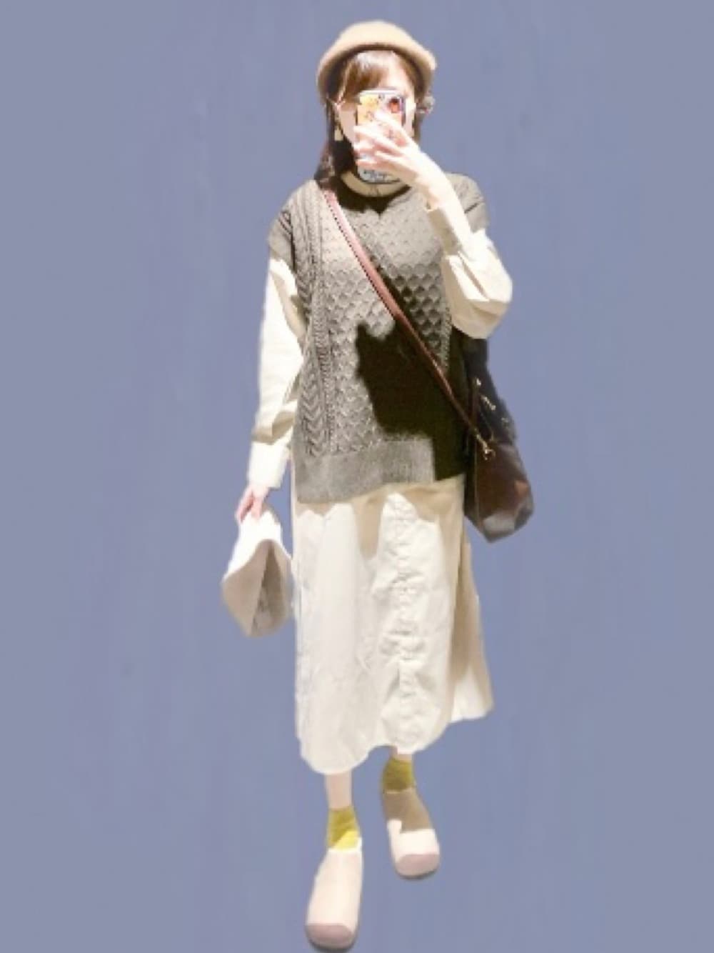 「帽子、秋のマイ旬スタイル、ワントーンコーデ、スニーカー、GU、プチプラ、ワンピース、レイヤードスタイル、ニットベスト、秋のカフェオレコーデ」｜「GUのアイテム（シャツワンピース、ベージュ系）」を使った、mintさん（レディース・157cm）の秋コーディネートの1枚目の写真
