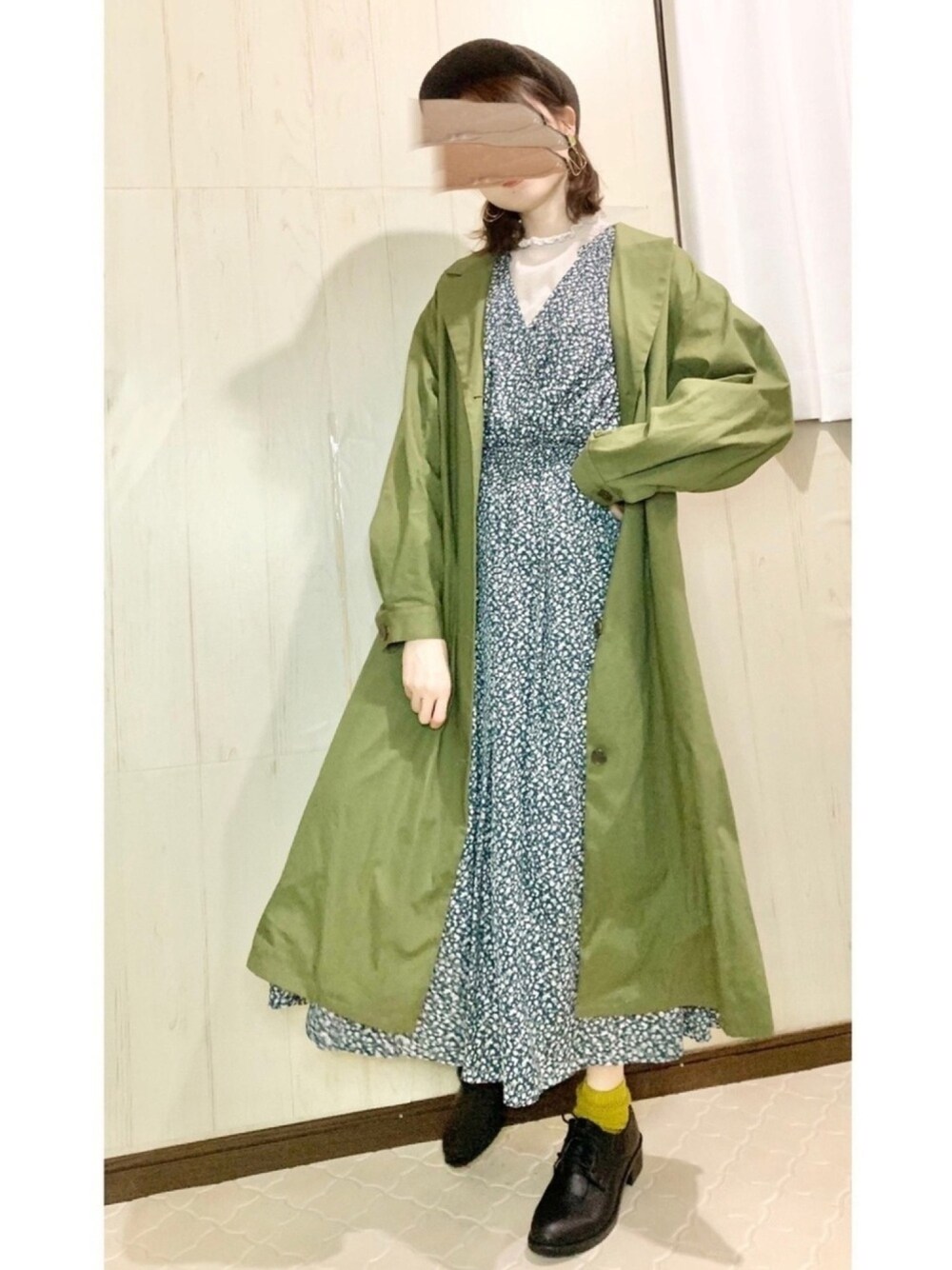 「トレンチコート、ワンピース、花柄ワンピース、カーキ、カーキアウター、GU、プチプラ、秋のコーデ、レースアップシューズ、ロングワンピース」｜「GUのアイテム（トレンチコート、グリーン系）」を使った、mintさん（レディース・157cm）の秋コーディネートの1枚目の写真