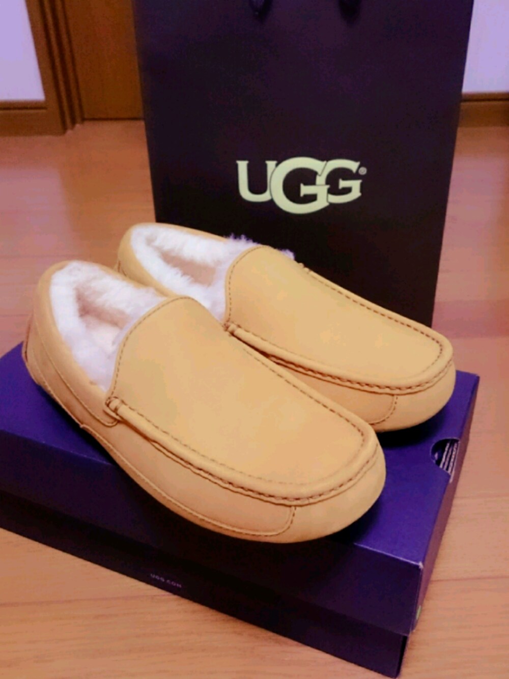 「神戸元町UGGで買いました！」｜「UGG／アグのアイテム（モカシン/デッキシューズ、ベージュ系）」を使った、しーんさんさん（メンズ・168cm）の冬コーディネートの1枚目の写真