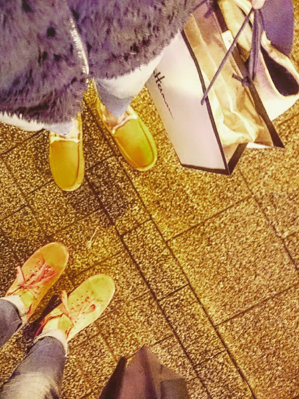 「ベアフット、神戸.三ノ宮.元町.三田、UGG」｜「UGGのアイテム（モカシン/デッキシューズ、ベージュ系）」を使った、しーんさんさん（メンズ・168cm）の冬コーディネートの1枚目の写真