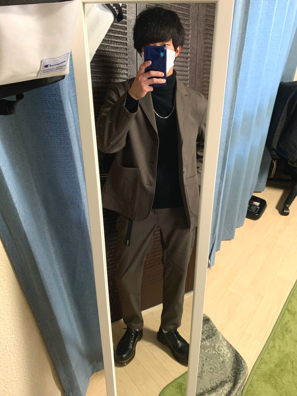 「ユニクロ、セットアップ、大人カジュアル、おしゃれさんと繋がりたい、シンプルコーデ、休日コーデ、カーキ、Dr.Martens」｜「INTER FACTORYのWEARISTA tai × INTER FACTORY　シルバーネックレス（ネックレス、シルバー系）」を使った、とびさん（メンズ・169cm）の春コーディネートの1枚目の写真