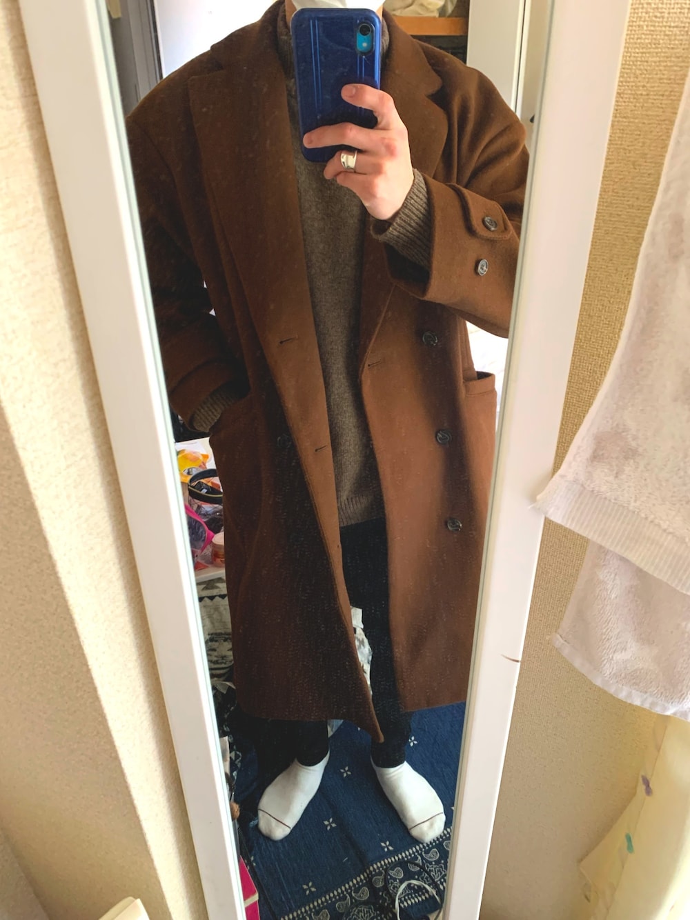 「お洒落さんとつながりたい、休日スタイル、ブラウン、チェスターコート、黒パンツ、ニット」｜「kutirのプレーンリング（リング、シルバー系）」を使った、とびさん（メンズ・169cm）の冬コーディネートの1枚目の写真