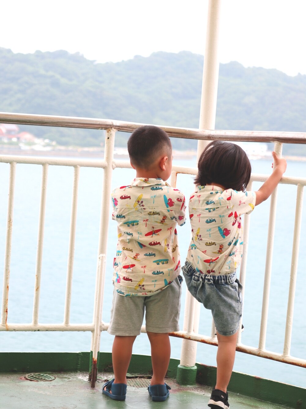 「ラフコーデ、夏コーデ、キッズコーデ、キッズファッション、シャツスタイル」｜「ANAPのアイテム（スカート、ブルー系）」を使った、先生小先生さん（キッズ・100cm）の夏コーディネートの1枚目の写真