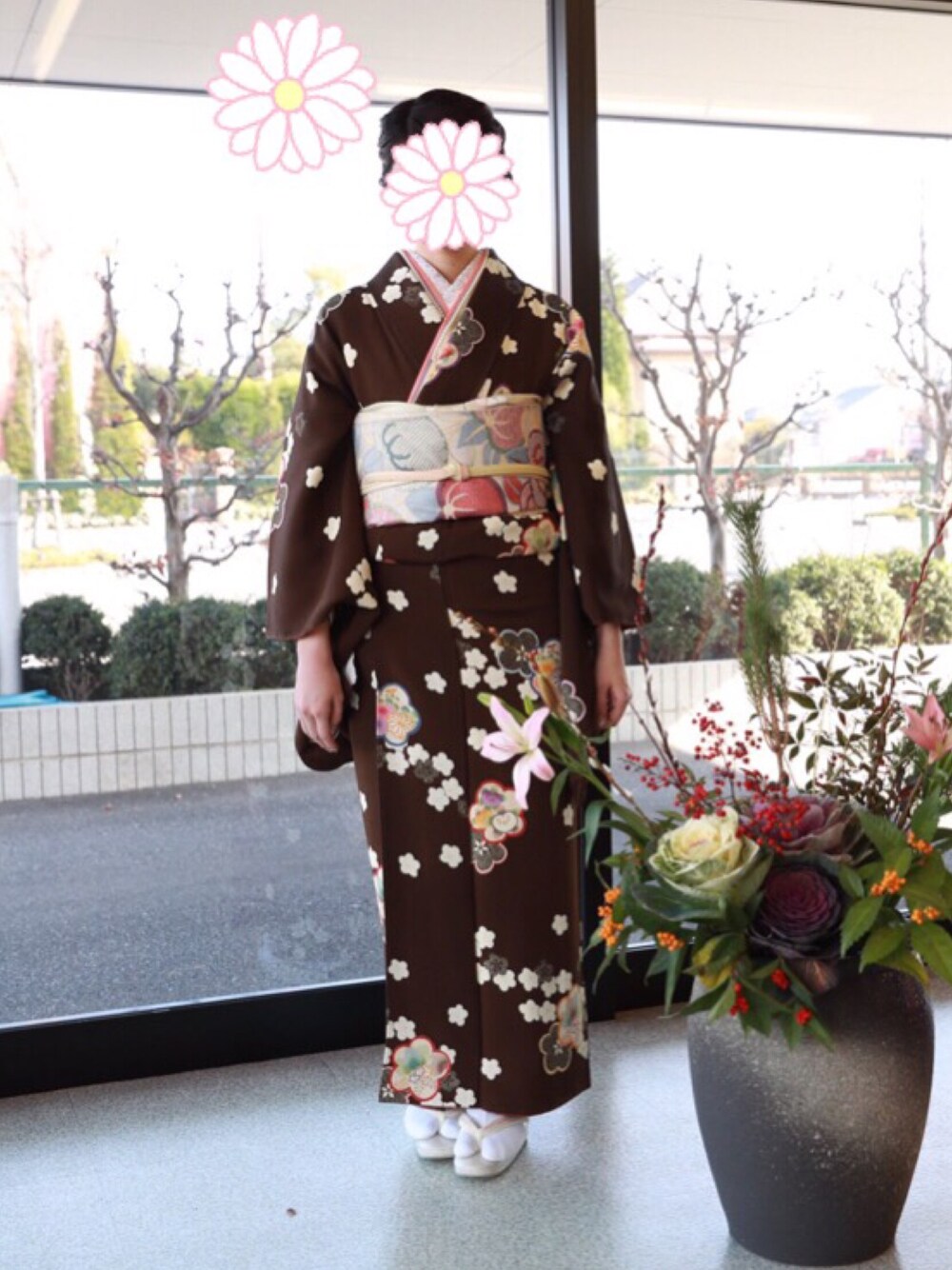 ブラウン系の浴衣、その他の浴衣を着用したレディースの冬コーディネートの1枚目の写真
