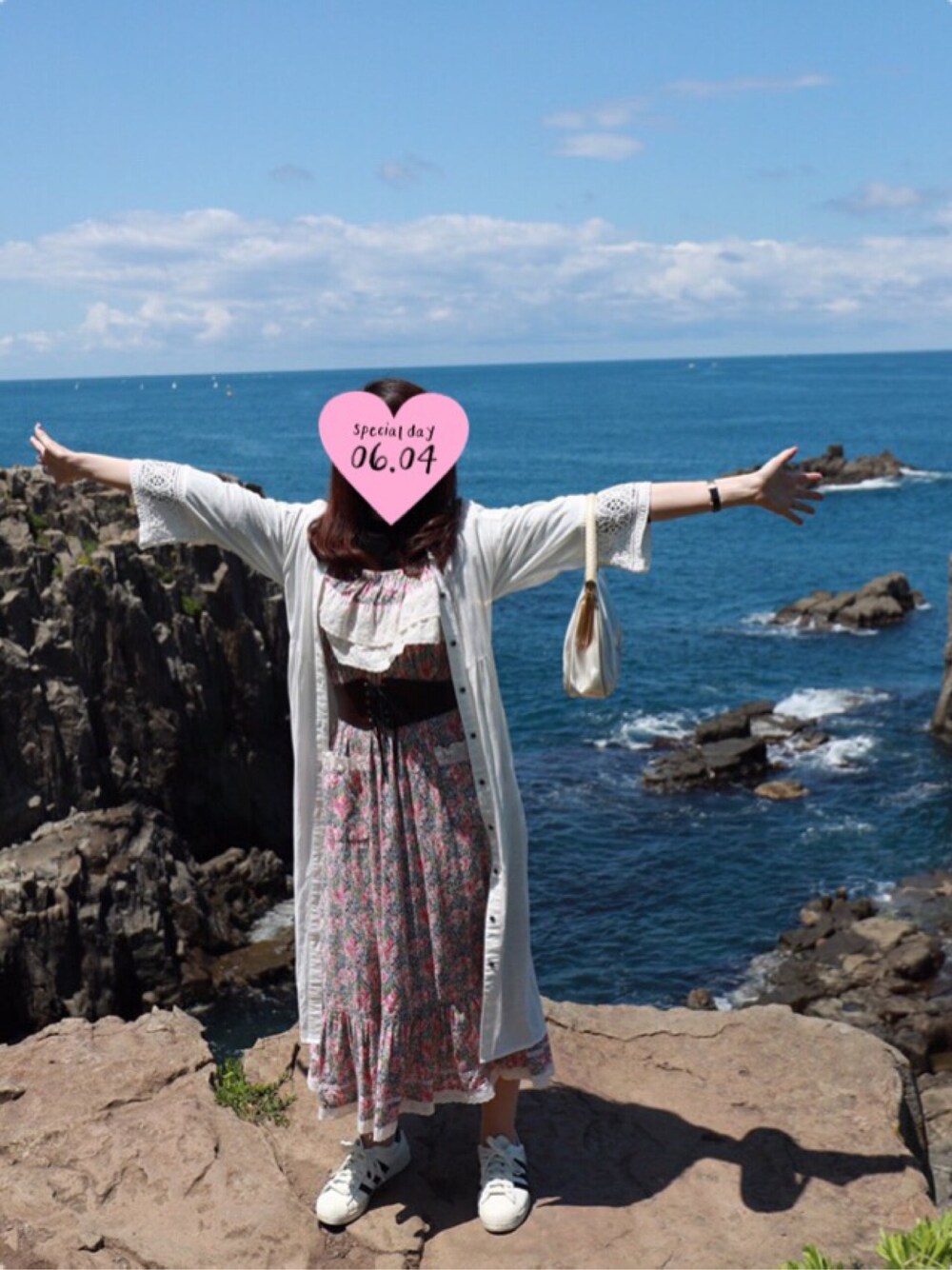 その他のワンピース、ホワイト系のシャツワンピース、ホワイト系のスニーカーを着用したレディースの夏コーディネートの1枚目の写真