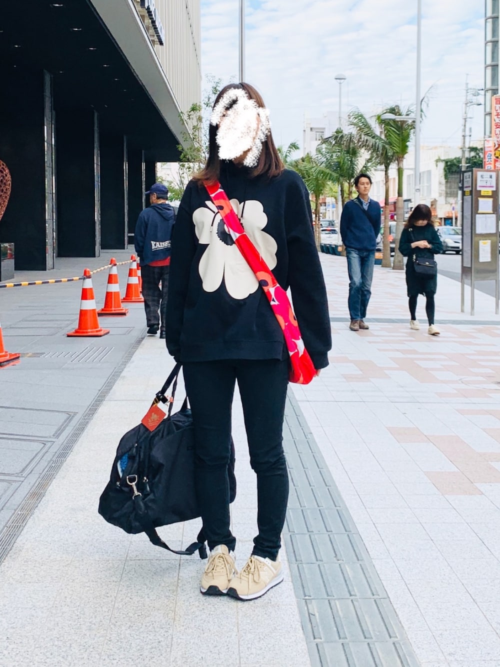 「マリメッコ、キオスキ、kiosk、ウニッコ柄、パーカー、ストリート、スニーカー」｜「marimekkoの【kioski】UNIKKO / RUNOJA（パーカー、ブラック系）」を使った、mihonekkoさん（レディース・165cm）の春コーディネートの1枚目の写真