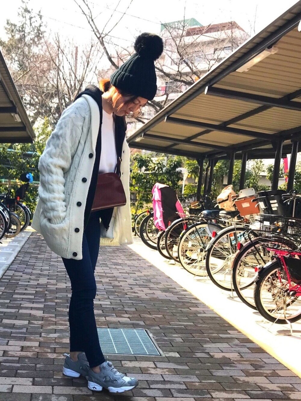 「ドラフトLS、オトナカジュアル、シンプル、オーバーサイズ、スキニーデニム、ニット帽、カウチン、パーカー、ショルダーバッグ、ポンプフューリー」｜「SENSE OF PLACE by URBAN RESEARCHのファーポンポンニットキャップ（キャップ、ブラック系）」を使った、shihomiさん（レディース・168cm）の冬コーディネートの1枚目の写真