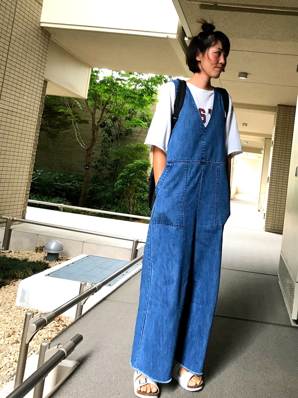 「夏セールで買いました、大人カジュアル、ロゴT、オールインワン、サロペット、デニム、バックパック、コンフォートサンダル」｜「Discoat ParisienのTCガーゼ裏毛ロゴプルオーバー（Tシャツ/カットソー、ホワイト系）」を使った、shihomiさん（レディース・168cm）の夏コーディネートの1枚目の写真