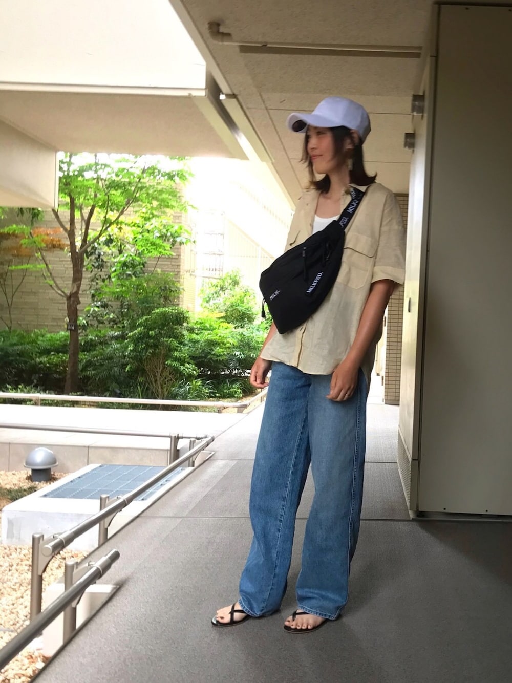 「大人カジュアル、シャツスタイル、オープンカラーシャツ、CPOシャツ、キャップ、タンクトップ、ワイドデニム、ピアス、ウエストポーチ、サンダル」｜「NEW ERAのニューエラ キャップ ストラップバック 9TWENTY NEW ERA（キャップ、ホワイト系）」を使った、shihomiさん（レディース・169cm）の夏コーディネートの1枚目の写真