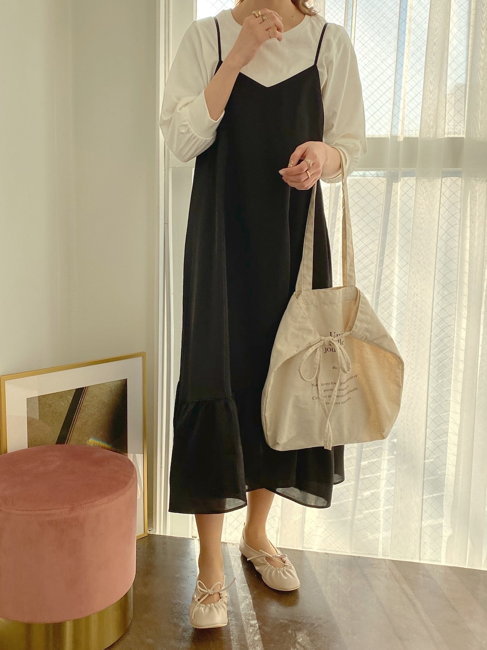 「Heather、春コーデ、へザー、キャミワンピ、デート服、春服」｜「Heatherのティアードサテンキャミワンピース　875583（ワンピース、ブラック系）」を使った、NENEさん（レディース・162cm）の冬コーディネートの1枚目の写真