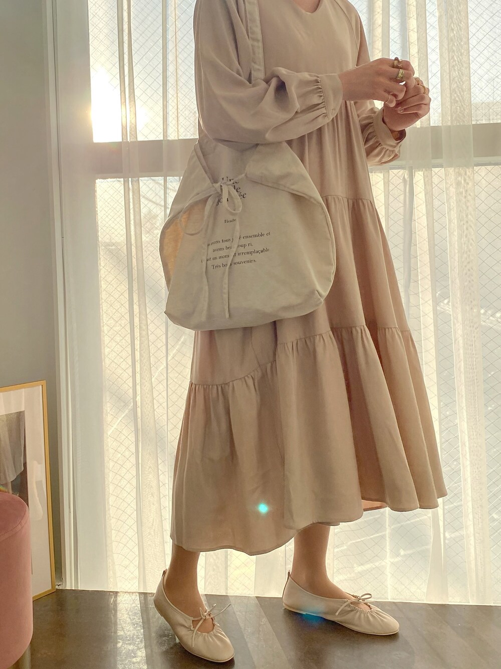 「へザー、Heather、休日コーデ、おでかけコーデ、ワンピース」｜「Heatherのボリュームティアードワンピース　873467（ワンピース、ベージュ系）」を使った、NENEさん（レディース・162cm）の冬コーディネートの1枚目の写真