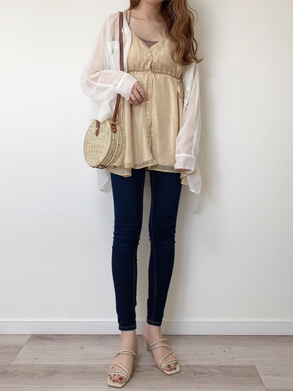 ホワイト系のシャツ/ブラウス、ベージュ系のシャツ/ブラウス、ブルー系のデニムパンツを着用したレディースの春コーディネートの1枚目の写真