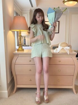 「アイテム（サンダル、ゴールド系）」を使った、NENEさん（レディース・162cm）の春コーディネート