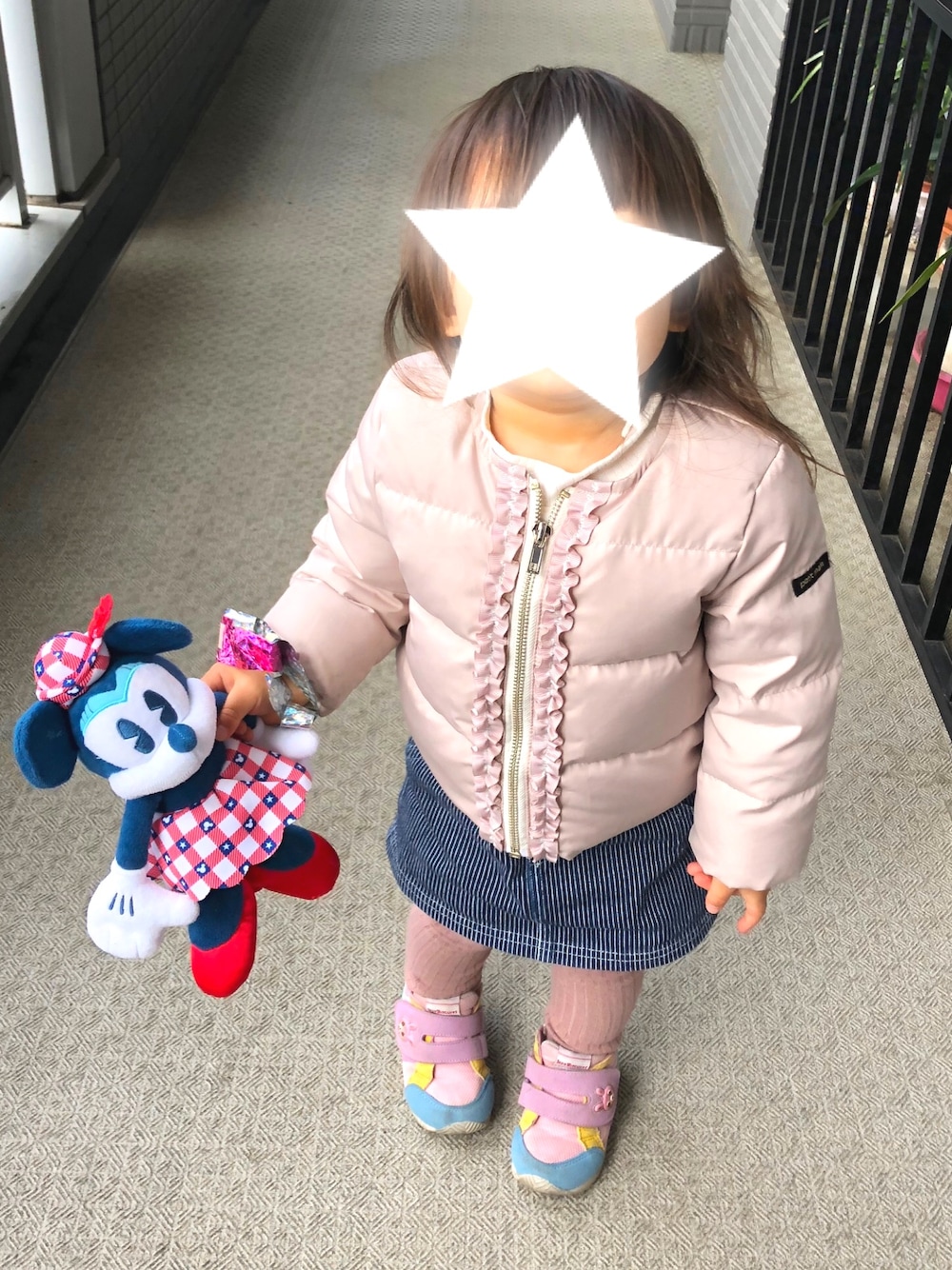 「女の子、キッズファッション、2歳、プティマイン、韓国子供服、シンプルコーデ、キッズ、無印良品、スニーカー、おしゃれさんと繋がりたい」｜「petit mainのアイテム（ダウンジャケット/コート、ピンク系）」を使った、✩hm✩さん（キッズ・80cm）の冬コーディネートの1枚目の写真