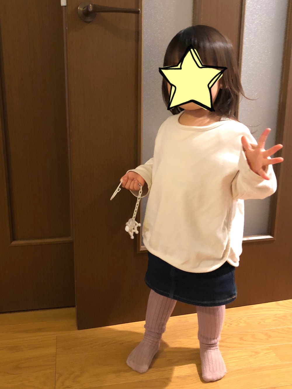 「女の子、キッズファッション、おしゃれさんと繋がりたい、シンプルコーデ、キッズ、韓国子供服、ゆるコーデ、2歳、デニムスカート」｜「子供時代のアイテム（Tシャツ/カットソー、ホワイト系）」を使った、✩hm✩さん（キッズ・80cm）の冬コーディネートの1枚目の写真