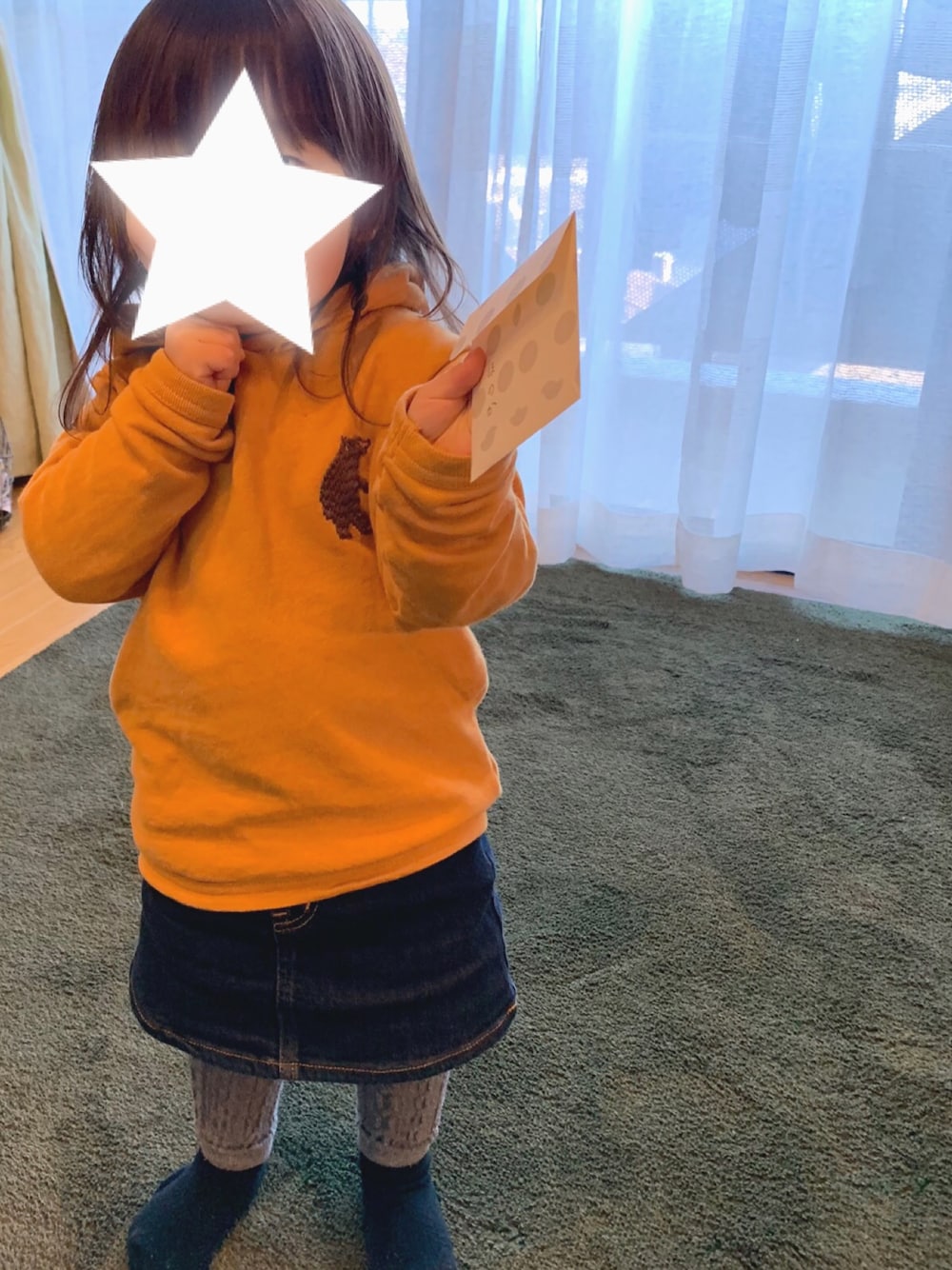 「キッズファッション、女の子、おしゃれさんと繋がりたい、キッズ、シンプルコーデ、カジュアル、ゆるコーデ、UNIQLO、パーカー」｜「MARKEY'Sのアイテム（パーカー、オレンジ系）」を使った、✩hm✩さん（キッズ・80cm）の冬コーディネートの1枚目の写真