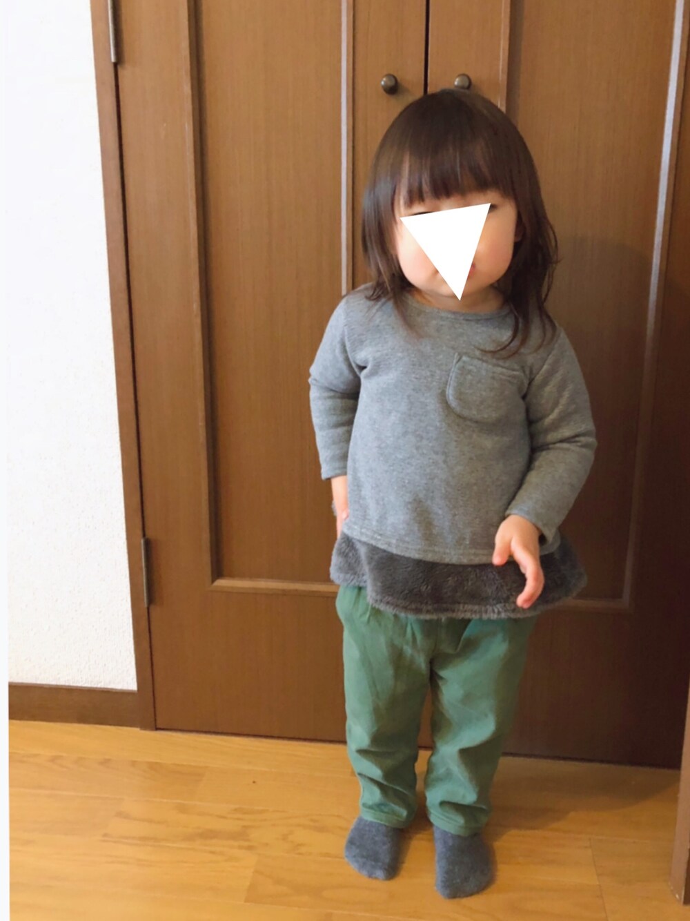 「女の子コーデ、キッズコーデ、ゆるコーデ、2歳、西松屋、シンプルコーデ、もこもこ、グレー、グリーン」｜「西松屋のアイテム（Tシャツ/カットソー、グレー系）」を使った、✩hm✩さん（キッズ・80cm）の冬コーディネートの1枚目の写真