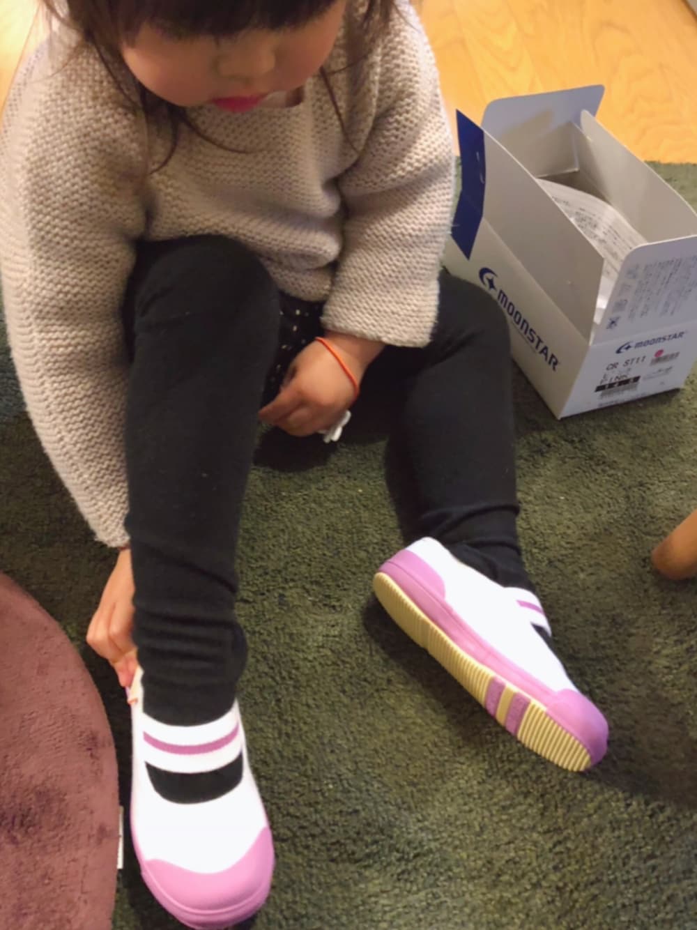 「キッズファッション、おんなのこコーデ、2歳、ZARA KIDS、無印良品、Moonstar、うわばき、シンプル、シンプルスタイル」｜「ZARA KIDSのアイテム（ニット/セーター、ベージュ系）」を使った、✩hm✩さん（キッズ・80cm）の冬コーディネートの1枚目の写真