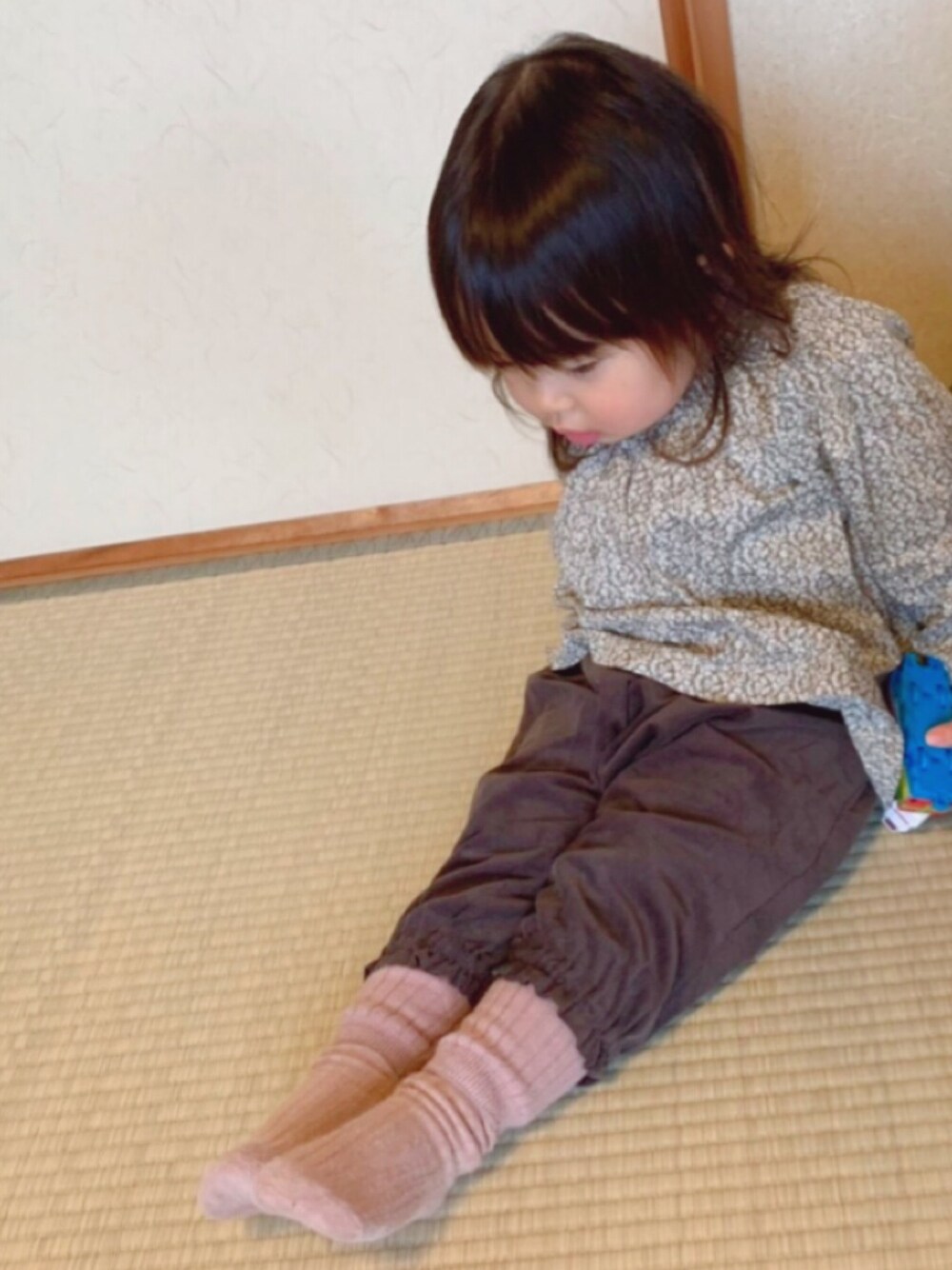 「女の子コーデ、キッズファッション、おんなのこ、2歳、韓国子供服、コーデュロイ、花柄、ブラウス、かぼちゃパンツ、ブラウン」｜「Handmadeのアイテム（シャツ/ブラウス、グリーン系）」を使った、✩hm✩さん（キッズ・80cm）の冬コーディネートの1枚目の写真