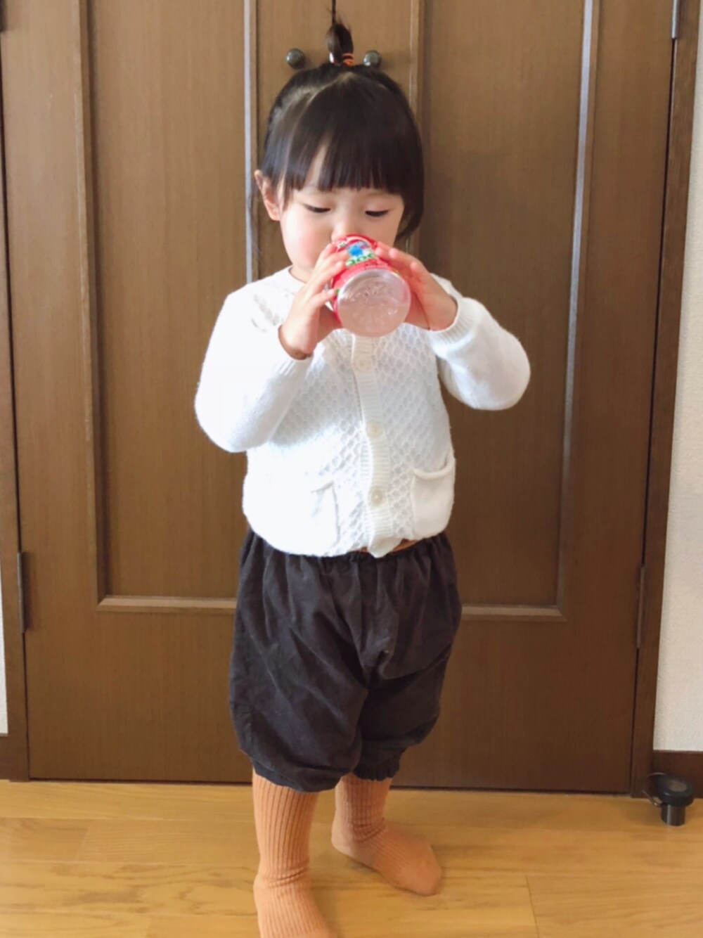 「キッズファッション、おんなのこ、プチプラ、無印良品、かぼちゃパンツ、ハンドメイド、カーディガン、タイツ、2歳、シンプル」｜「無印良品のアイテム（カーディガン/ボレロ、ホワイト系）」を使った、✩hm✩さん（キッズ・80cm）の冬コーディネートの1枚目の写真