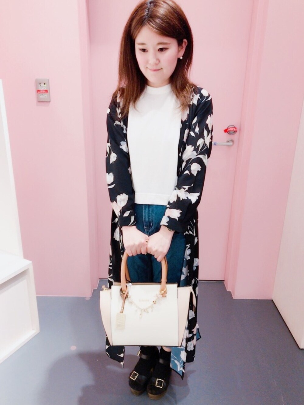 「STG、&chouette、アンドシュエット、サマンサタバサ、Samantha Thavasa、デニム、ガウン、花柄」｜「& chouetteの【販売終了】バイカラー２ｗａｙバッグ（ハンドバッグ、ベージュ系）」を使った、Aiさん（レディース・155cm）の春コーディネートの1枚目の写真