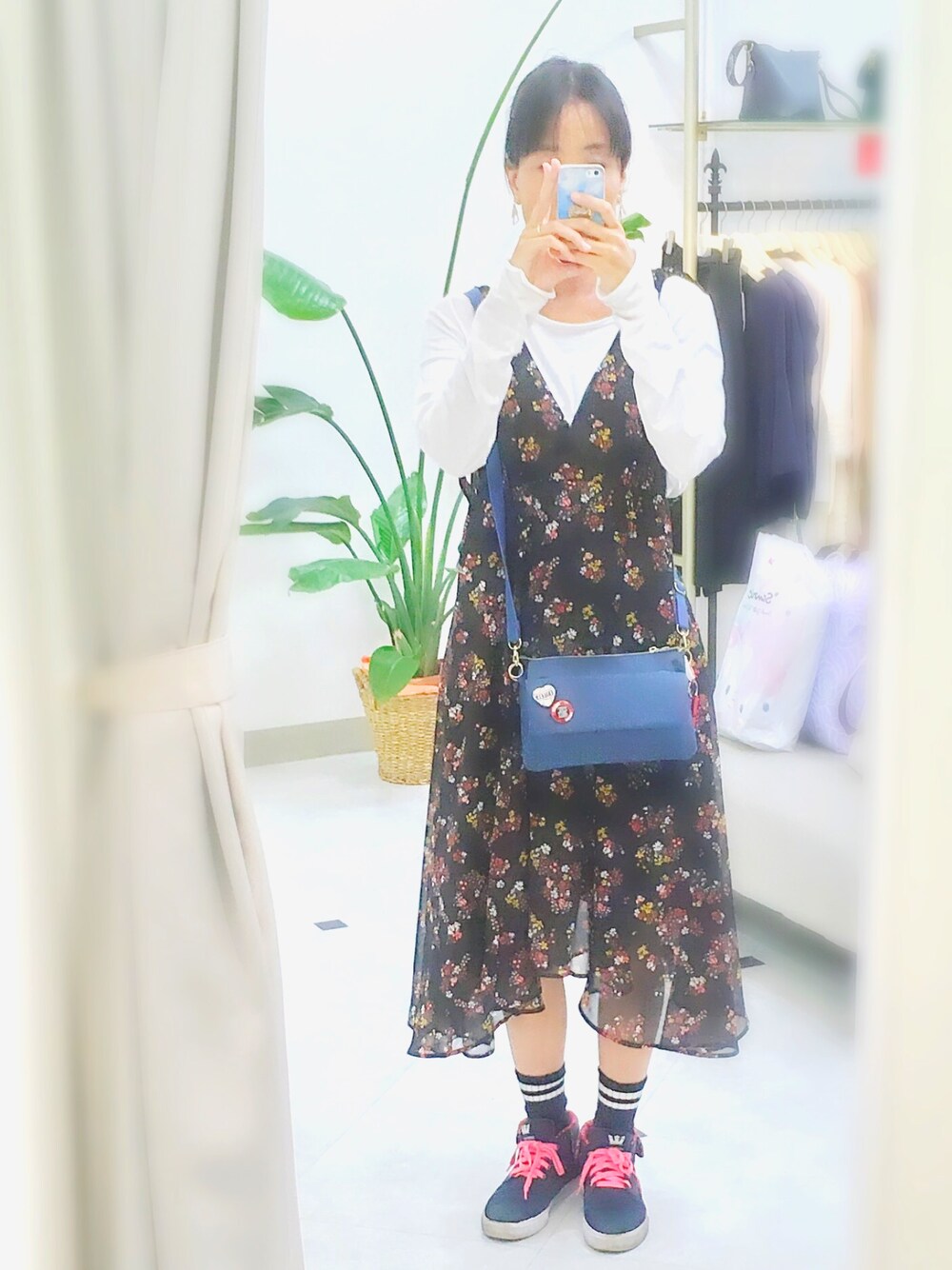 「SALEで買いました、花柄、カジかわ、SALE参戦」｜「SUPRAのアイテム（スニーカー、ブルー系）」を使った、MAKI  MINATO さん（レディース・168cm）の秋コーディネートの1枚目の写真
