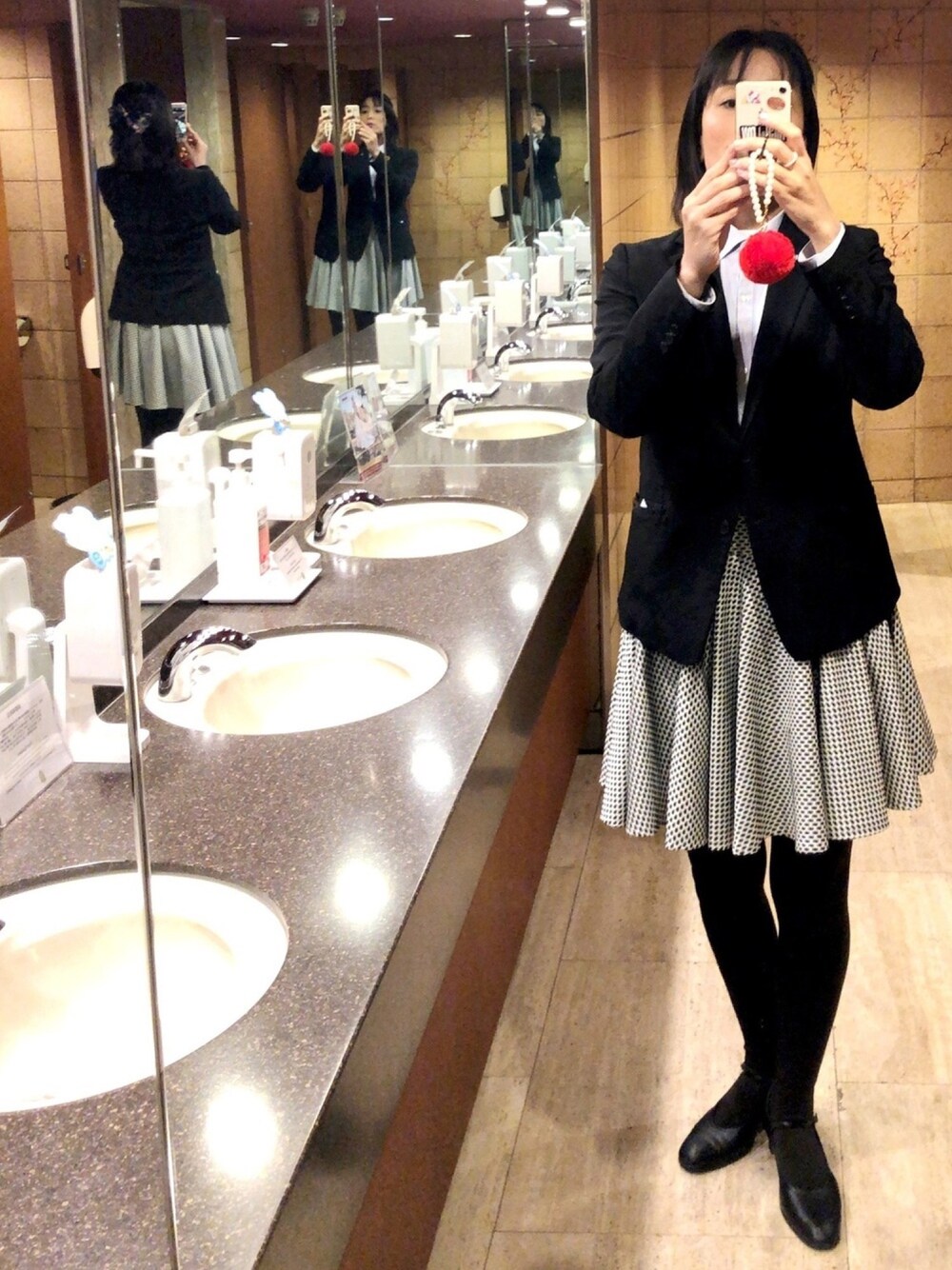 「ビジネスカジュアル」｜「COMME CA ISMのアイテム（ジャケット/アウター、ブラック系）」を使った、MAKI  MINATO さん（レディース・168cm）の冬コーディネートの1枚目の写真