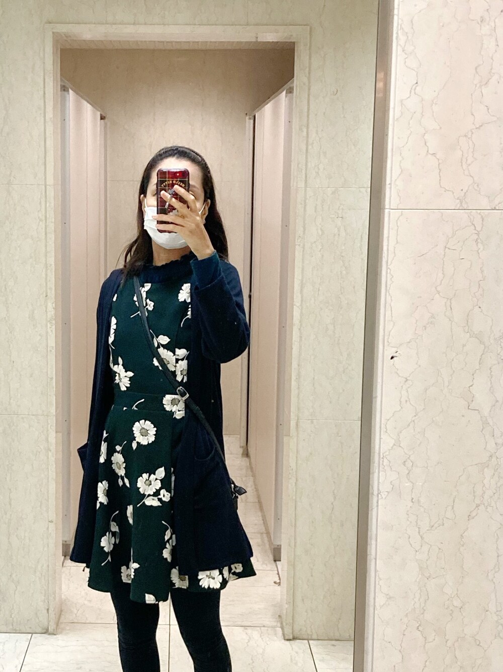 「walking、shopping」｜「MAJESTIC LEGONのアイテム（ワンピース、グリーン系）」を使った、MAKI  MINATO さん（レディース・168cm）の春コーディネートの1枚目の写真