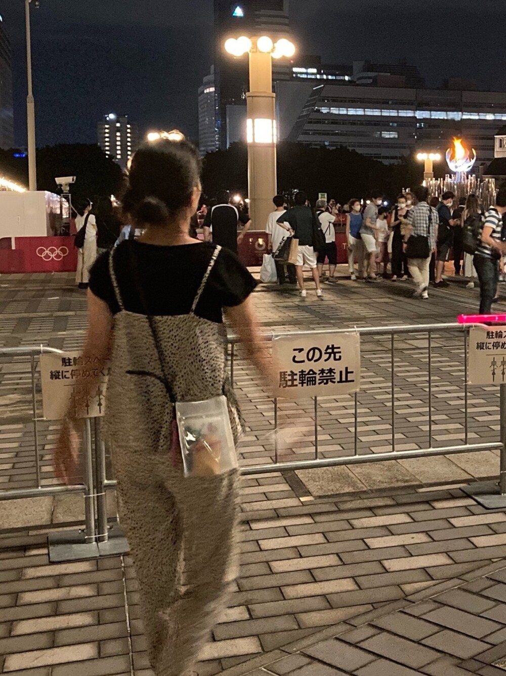 「walking」｜「AZUL by moussyのCLEAR MINI SHOULDER BAG/クリアミニショルダーバッグ（ショルダーバッグ、ホワイト系）」を使った、MAKI  MINATO さん（レディース・168cm）の夏コーディネートの1枚目の写真
