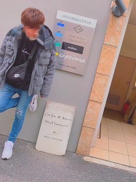 「カフェ」｜「アイテム（ダウンジャケット/コート）」を使った、まなとさん（メンズ・178cm）の春コーディネート