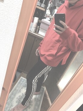 「adidas（アディダス）のトラックパンツ [SST TRACK PANTS] アディダスオリジナルス（その他パンツ、ブラック系）」を使った、りおさん（メンズ・169cm）の冬コーディネート