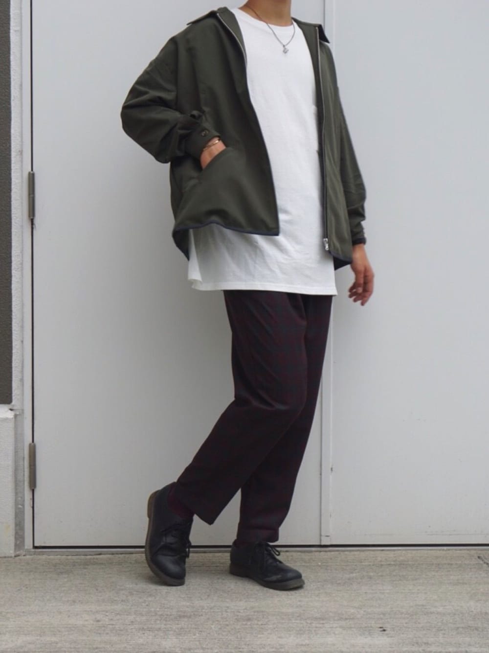 「YARDPLUS、ビックシルエット、ジャケット、シロティー」｜「YARD PLUSの【YARD PLUS】切替配色ベドジャケットコート（ブルゾン、ブラック系）」を使った、岩﨑真治さん（メンズ・180cm）の秋コーディネートの1枚目の写真